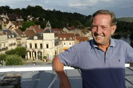 Martin Walker &uuml;ber den D&auml;chern von Le Bugue, jener Kleinstadt die seinem fiktiven Romanschauplatz &bdquo;Saint Denis&ldquo; zum Gro&szlig;teil als Vorbild dient.