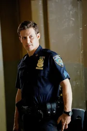 Szene aus BLUE BLOODS mit Will Estes. Bebe Neuwirth kehrt als Kelly Peterson zur&uuml;ck.