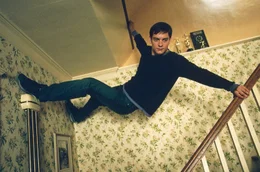 Glatte W&auml;nde hochzugehen ist f&uuml;r Peter Parker (Tobey Maguire), nachdem er von einer genmanipulierten Spinne gebissen wurde, kein Problem ...