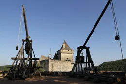 Die Burg von Castelnaud stand lange Zeit unter englischer Herrschaft, w&auml;hrend die gegen&uuml;berliegende Burg von Beynac unter franz&ouml;sischer stand.