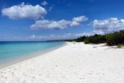 Blick auf die Bah&iacute;a de las &Aacute;guilas in der Dominikanischen Republik.