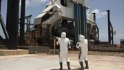 Die Astronauten Bob und Doug bewundern die Falcon 9-Rakete.