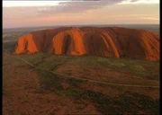 Die Anangu nennen ihn Uluru, die Touristen kennen ihn unter Ayers Rock.