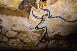 Die H&ouml;hle von Lascaux gilt als &bdquo;Sixtinische Kapelle der Fr&uuml;hgeschichte&ldquo;. Die Darstellungen sind 17.000 Jahre alt. Seit 1963 ist die Originalh&ouml;hle f&uuml;r die &Ouml;ffentlichkeit gesperrt. Lascaux II ist die unterirdische milimetergetreue Kopie unweit der Originalh&ouml;hle.