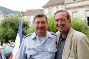 Martin Walker (re) mit seinem Freund Pierrot, dem Vorbild f&uuml;r seinen Romanhelden &bdquo;Bruno&ldquo;.