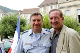 Martin Walker (re) mit seinem Freund Pierrot, dem Vorbild f&uuml;r seinen Romanhelden &bdquo;Bruno&ldquo;.