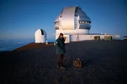 Nick Higgins steht vor dem Keck-Observatorium auf dem Mauna Kea, Hawaii.