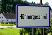 Ortstafel H&uuml;hnergeschrei.