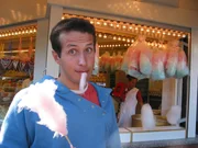 Willi hat sich im Vergn&uuml;gungspark Zuckerwatte gekauft.