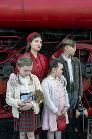 Die 32-j&auml;hrige Hedwig H&ouml;&szlig; (Lara Mandoki) freut sich 1941 gemeinsam mit ihren Kindern auf ein neues Zuhause in Auschwitz.