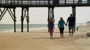 Seit &uuml;ber 20 Jahren reisen John und Penny nach Topsail Island, um dort Urlaub zu machen. Nun wollen sie ihre &uuml;berf&uuml;llte Heimatstadt Clayton in North Carolina verlassen und ganz auf die naturbelassene Insel ziehen, auf der Wassersport und der Schutz von Meeresschildkr&ouml;ten gro&szlig;geschrieben werden. Ihre Tochter Taylor ist endg&uuml;ltig aus dem Haus - somit ist die Zeit f&uuml;r den Ortswechsel perfekt. Nun hofft das Paar auf der gut 40 Kilometer langen, entspannten Insel mit ihren ruhigen Str&auml;nden und freundlichen Menschen eine Eigentumswohnung mit sch&ouml;nem Blick aufs Wasser zu finden.