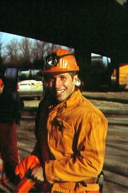 Was passiert eigentlich mit dem dreckigen, verbrauchten Wasser? Willi (Bild) verfolgt zusammen mit Ben, einem Kanalisationsexperten, farbig markiertes Wasser, das sie in eine Toilette sch&uuml;tten.