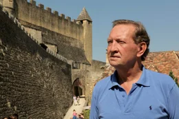 Martin Walker vor der m&auml;chtigen Burg Beynac.