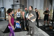 Nancy (Helen Woigk) und Max (Felix Knopp) begegnen sich das erste Mal im Fitnessstudio.