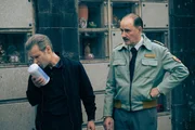 Herr Hug trauert um seinen geliebten Hund Chnurrli. Michael von Burg als Herr Hug, Stefan Kurt als Polizist