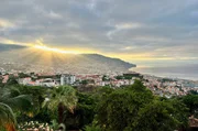 Sonnenaufgang über der Inselhauptstadt Funchal. Sonnenaufgang über der Inselhauptstadt Funchal.