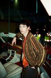 Troye Sivan als Caleb