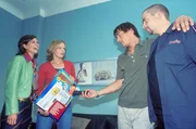 Als Lara (Doreen Jacobi, 2.v.l.) und Nicole (Rita Lengyel, l.) das delikate Corpus Delicti in seiner Wohnung entdecken, kann sich Mark (Jan Sosniok, 2.v.r.) nur auf Kosten seines Freundes Mario (Alexander H&ouml;rbe, r.) aus der Aff&auml;re ziehen ...