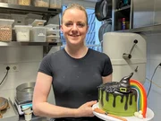 Konditorin Theresa Fischer nimmt an der Challenge teil, um die Auszeichnung „Regionalheld der Woche“ zu gewinnen und präsentiert ihre kreierte Geburtstagstorte für Christinas Tochter Clara. Konditorin Theresa Fischer nimmt an der Challenge teil, um die Auszeichnung „Regionalheld der Woche“ zu gewinnen und präsentiert ihre kreierte Geburtstagstorte für Christinas Tochter Clara.