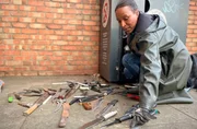 Sandra Campbell und ihre Organisation &bdquo;Words 4 Weapons&ldquo; sammeln in rund 60 Containern in London Messer ein, um die Gewalt auf der Stra&szlig;e einzud&auml;mmen.