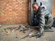 Sandra Campbell und ihre Organisation &bdquo;Words 4 Weapons&ldquo; sammeln in rund 60 Containern in London Messer ein, um die Gewalt auf der Stra&szlig;e einzud&auml;mmen