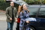 Tina (Rebecca Rudolph, r.) ist genervt von Max (Felix Knopp), weil er die Schulauff&uuml;hrung seiner Tochter verpasst hat.
