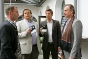 Die Rosenheimer Ermittler Hansen (Igor Jeftic) und Hartl (Michael A. Grimm) ermitteln im Fall; Verd&auml;chtige sind Edelgastronom Strehler und Biobauer Friedel.
