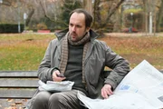 Nach der &uuml;berraschenden K&uuml;ndigung an seinem Geburtstag wei&szlig; Max (Felix Knopp) nicht, wohin und fl&uuml;chtet sich in den Park.