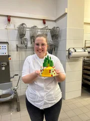 Konditorin Olivia König nimmt an der Challenge teil, um die Auszeichnung „Regionalheld der Woche“ zu gewinnen und präsentiert ihre kreierte Geburtstagstorte für Christinas Tochter Clara. Konditorin Olivia König nimmt an der Challenge teil, um die Auszeichnung „Regionalheld der Woche“ zu gewinnen und präsentiert ihre kreierte Geburtstagstorte für Christinas Tochter Clara.