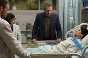 Was fehlt dem Anwalt Thommy (Vincent Spano, r.)? House (Hugh Laurie, M.), Chase (Jesse Spencer, l.) und Park (Charlyne Yi, 2.v.l.) glauben noch an eine Angstst&ouml;rung ...