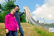 Die Reporter Andr&eacute; Gatzke und Esther Brandt entdecken NRW, u.a. die Skisprungschanze in Winterberg.