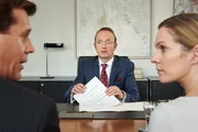 Pepe Benning (Peter Jordan, M.) ist sprachlos, als er h&ouml;rt, dass seine beiden Freunde Rainer (Thomas Heinze, l.) und Eva (Lisa Martinek, r.) sich scheiden lassen wollen.