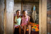 Die Schwestern Kendys (li.) und Karen (re.) teilen sich in der kleinen Holzh&uuml;tte ein Zimmer. Die elfj&auml;hrige Karen geht im 20 Kilometer entfernten Cutur&uacute; zur Schule.