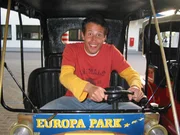 Willi Weitzel im Vergn&uuml;gungspark Europapark Rust. Hier fragt er sich, wo eigentlich die Achterbahnen entwickelt und gebaut werden.