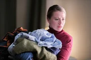 Tina (Rebecca Rudolph) wundert sich &uuml;ber die Ver&auml;nderung ihres Mannes.