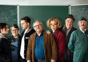 Ralph Friesner und Dörte Wiedebusch starten in ein turbulentes neues Schuljahr; von links: Sandra (Cosima Henman), Norbert (Nico Ranel), Philipp (Anselm Bresgott), Ralph Friesner (Axel Prahl), Dörte Wiederbusch (Aglaia Szyskowitz), Walter (Hans-Martin Stier), Gökdal (Vedat Erincin). Ralph Friesner und Dörte Wiedebusch starten in ein turbulentes neues Schuljahr; von links: Sandra (Cosima Henman), Norbert (Nico Ranel), Philipp (Anselm Bresgott), Ralph Friesner (Axel Prahl), Dörte Wiederbusch (Aglaia Szyskowitz), Walter (Hans-Martin Stier), Gökdal (Vedat Erincin).