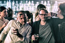 L-R: Nils (Samuel Finzi), Andreas (Milan Peschel)