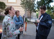 Frau Rottbach (Angelika B&ouml;ttiger, v.l.) und Wiebke Schiller (Elisa Uebersch&auml;r, h.r.) erhalten einen Strafzettel.