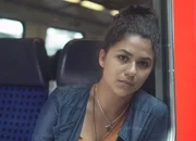 Daphne (Johna Fontaine) sagt dem Einstein und Erfurt Lebewohl.