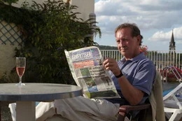 Martin Walker liest einen Zeitungsartikel, der ihn als Autor beschreibt, der zus&auml;tzlich viele Touristen in das P&eacute;rigord bringt.