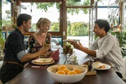 Ein gemeinsames Essen soll die Wogen gl&auml;tten, welche der Kampf der beiden Freunde Noah  (Franz Dinda, l.) und Hakim (Omar El-Saeidi, r.) um Charlottes (Christine Eixenberger, M.) Gunst aufgewirbelt hat.