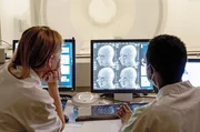 C&eacute;cilia Samieri (li.), Forschungsdirektorin am Institut National de la Sant&eacute; et de la Recherche M&eacute;dicale (INSERM) in Bordeaux, untersucht den Zusammenhang von Ern&auml;hrung und Alzheimer-Erkrankungen.