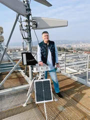 Uwe Berger mit der Pollenfalle auf dem ORF-Dach.