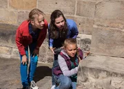 Martha (Luna Kuse, l.), Sarah (Selma Kunze, m.) und Nele (Hanna-Sophie St&ouml;tzel, r.) steuern die Drohne.