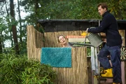 Eva (Lisa Martinek) genie&szlig;t eine Dusche der besonderen Art von ihrem Mann Rainer (Thomas Heinze).