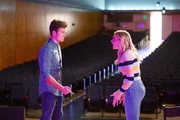 Trip (Peyton Meyer, l.); Taylor (Meg Donnelly, r.)