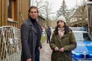 Annabell Lorenz (Stephanie Stumph) empf&auml;ngt ihren Chef Caspar Bergmann (Thomas Heinze) am Tatort und berichtet ihm schon mal die ersten Fakten.