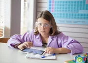 Petra (Elena Hesse) im Chemie-Unterricht