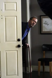 Wilson will unbedingt erfahren, was House (Hugh Laurie) in seiner Wohnung versteckt h&auml;lt ...