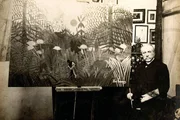 Der Maler Henri Rousseau neben seinem Werk "N&egrave;gre attaqu&eacute; par un jaguar" im Jahr 1910.
